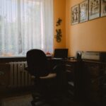 Fotel, biurko i laptop stojące w pokoju Pani Barbary.